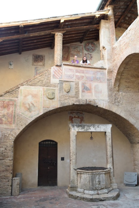 San_Gimignano_Palazzo_communale_courtyard